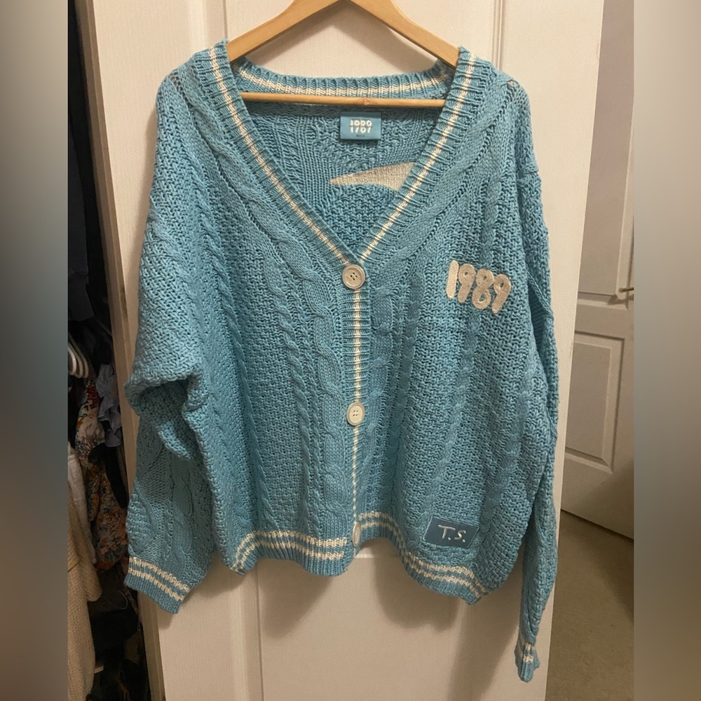 Taylor Swift 1989 sweater, size M/L